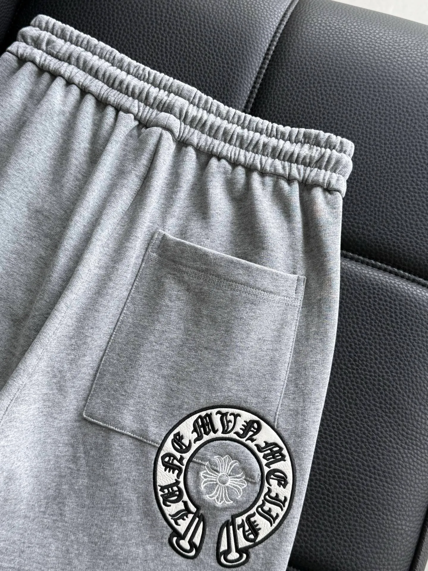 P486 ChromeHearts ChromeHearts terry trousers, pursuit of quality and absolute guarantee of quality! The texture is clearly visible, the texture is soft, delicate and smooth, and the customized three-dimensional embroidery and leather craftsmanship are full of drape! The workmanship is fine and the shoulder lines are smooth. All imported chain machines are used to make the shoulder rolling strips. It has a certain thickness and is not made of cheap material but has a shiny feel that is comfortable and not tight on the upper body. It is the most avant-garde street item that can be easily matched by both men and women!  Color: black white Size: m-3xl Style number: 3750